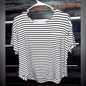 Striped short sleeve drop shoulder curved hem. Size L.